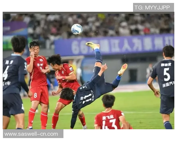 足球明星在俱乐部拼搏的精彩瞬间与背后的奋斗故事 足球明星在俱乐部拼搏的精彩瞬间与背后的奋斗故事