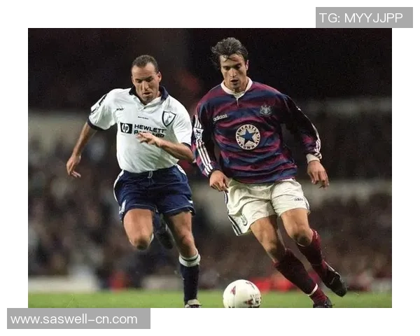 足球明星滑跪瞬间精彩瞬间定格展现激情与荣耀的完美结合 足球明星滑跪瞬间精彩瞬间定格展现激情与荣耀的完美结合