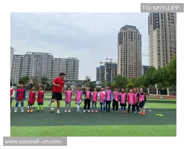 足球明星携手同框展现激情瞬间的精彩合影分享 足球明星携手同框展现激情瞬间的精彩合影分享